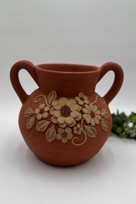 Talavera Pottery Diy, Mexican Cookware, Clay Flower Vase, Mexican Pottery Decor, Mexican Clay Pots, Mexican Flower Pots, Western Pottery, Pottery Decor, Mexican Kitchen Decor