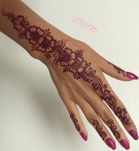 Henna Arm Tattoo, Henna Designs Arm, Henna Black, Wedding Henna Designs, Cute Henna Designs, Cute Henna Tattoos, Henna Style Tattoos, Maquillage Yeux Cut Crease, Red Henna