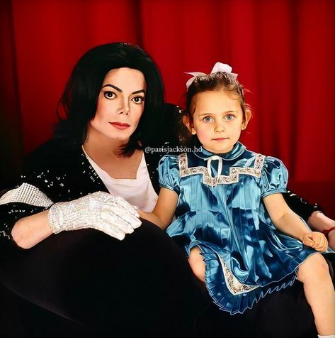 Michael Jackson with his daughter Paris Jackson ❤❤ Mj Kids, Michael Jackson Daughter, Michael Jackson Photoshoot, Vibe Magazine, Hee Man, Michael Jackson Quotes, Michael Jackson Rare, Photos Of Michael Jackson, Michael Love