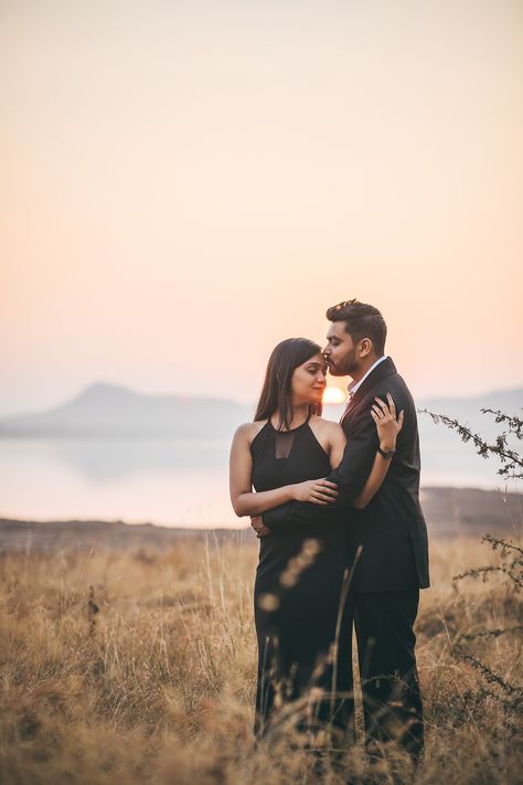 Pre Wedding New Poses, Diy Pre Wedding Photoshoot, Pre Wedding Shoot Ideas In Garden, Best Prewedding Photo Ideas, Prewedding Photo Shoot Poses, Pre Wedding Photoshoot Outdoor Outfit, Per Wedding Photoshoot Ideas, Couple Pre Wedding Photoshoot Poses, Best Pre Wedding Poses