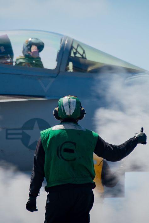 A Sailor signals to a naval aviator inside a F/A-18E Super Hornet, assigned to the “Stingers” of Strike Fighter Squadron (VFA) 113, before it launches off the flight deck of Nimitz-class aircraft carrier USS Carl Vinson (CVN 70), the Pacific Ocean on April 4, 2023. Photo by Seaman Leon Vonguyen, USS Carl Vinson Navy Pilot, Naval Aviator, Fly Navy, Navy Life, Super Hornet, 2023 Photo, Navy Air Force, Miles Teller, Navy Aircraft