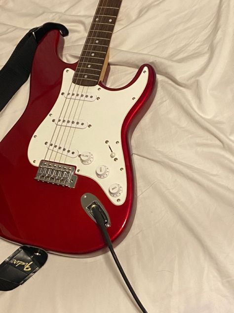 Red And White Electric Guitar, Red And White Guitar, Red Stratocaster Aesthetic, Eletric Gutair Red, Fender Electric Guitar Aesthetic, Strat Electric Guitar, Red Fender Guitar, Cherry Red Electric Guitar, Stratocaster Guitar Aesthetic