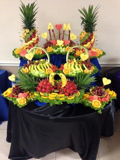 Luau Fruit Display, Fruit Tray Designs, Fruit Display Wedding, Fruit Tables, Veggie Display, Wedding Fruit, Edible Fruit Arrangements, Fruit Buffet, Appetizer Table