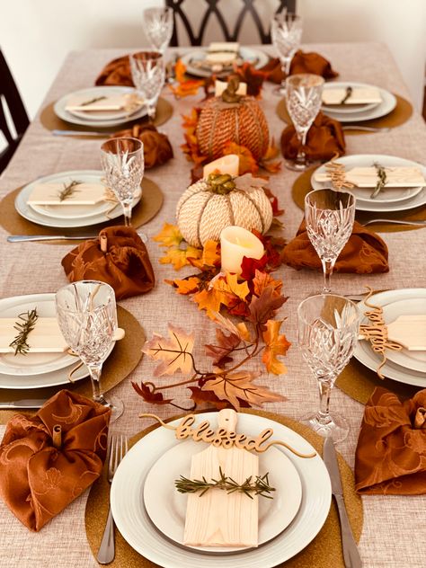 Thanksgiving Seating Ideas, Friendsgiving Dinner Table, Dinner Hosting Ideas, Thanksgiving Table Arrangements, Thanksgiving Luncheon, Thanksgiving Table Setup, Dinner Hosting, Thanksgiving Dinner Table Setting, Thanksgiving Dinner Decor