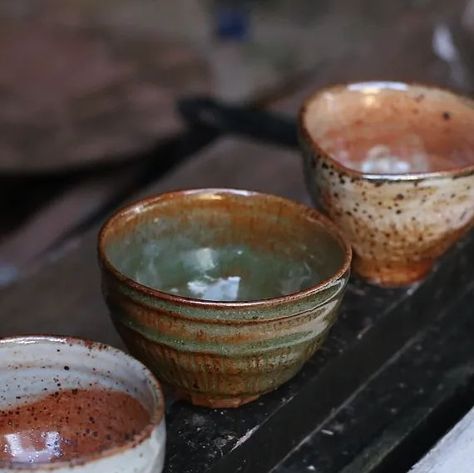 Steve Brown on Instagram: "I aimed for a less reduced atmosphere in my last fire which resulted in a slightly cleaner and brighter finish to the pieces. I'll photograph the mugs in the next day or two but overall I was really happy and the collections are building for @potfest.co.uk Compton Verney Ive also started to leave the Shino glaze for a few days as I was told it can improve the Shino look. Maybe it's something to do with the sodium that migrates to the surface which works better when left for longer? Shino relies on sodium to flux (melt) on the surface at low temperatures of 870c which is why a heavily reduced atmosphere at these specific temperatures causes the sooty atmosphere to enter the surface melt, this is what we call carbon trapping. If anybody can add to this please d Compton Verney, Shino Glaze, The Next Day, Pottery Ideas, My Last, Something To Do, Glaze, Ceramics, Building