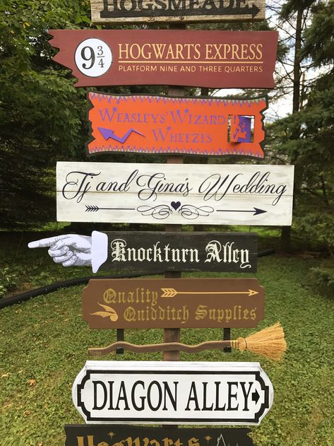 DIY Harry Potter Directional Sign for a Wedding Reception Harry Potter Signs, Harry Potter Weihnachten, Diy Harry Potter Crafts, Cumpleaños Harry Potter, Diy Harry Potter, Harry Potter Wedding Theme, Harry Potter Classroom, Festa Harry Potter, Anniversaire Harry Potter