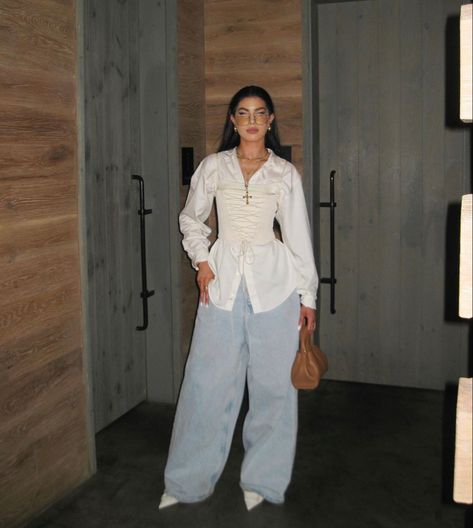 Indoor Party Outfit, Baggy Clean Outfit, Oversized White Button Up Outfit, Pants And Dress Combo, Emy Moore Aesthetic, Emy Moore Outfit, Modest Summer Outfits Aesthetic Casual, Outfit Anniversaire, Outfit Chemise