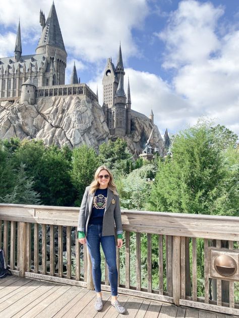 Universal Studios Outfit December, What To Wear To Universal Orlando, Universal Studios Orlando Outfit Winter, What To Wear To Universal Studios, Orlando Florida Outfits, Universal Orlando Outfit, Universal Studios Picture Ideas, Universal Outfit Ideas, Universal Studios Orlando Outfit