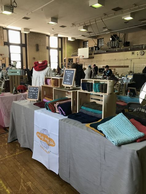 Merchandise Table Display Ideas, Craft Fair Displays Table, Crochet Craft Fair Set Up, Craft Table Set Up Booth Displays, Vending Table Set Up, Crochet Craft Booth, Craft Fair Set Up Ideas, Craft Fair Table Set Up, Indoor Craft Booth Displays