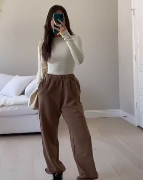 Sweatpants Turtleneck Outfit, Outfit Ideas Brown Sweatpants, Styling Brown Sweatpants, Turtle Neck Inspo Outfit, Brown Lounge Pants Outfit, Cute Winter Outfits Sweatpants, Outfits With Tan Sweatpants, Neutral Sweatpants Outfit, What To Wear With Brown Sweatpants