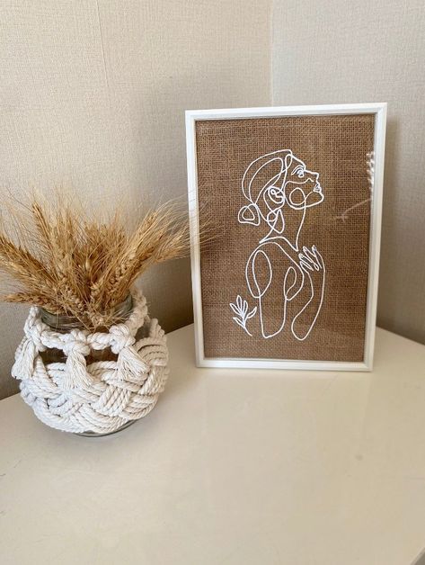 Line Art Frames On Wall, Photo Framing Ideas Wall, Frame Prints Ideas, Embroidery Wall Art Frames, Line Art Jute, Burlap Frames Diy Wall Art, Decorating Frames Ideas, Frame Handmade Ideas, Handmade Wall Art Crafts