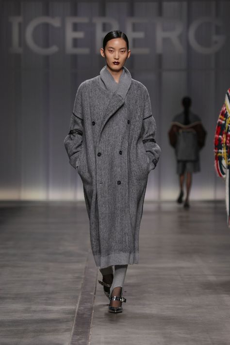 Iceberg Fall 2024 Ready-to-Wear Runway, Fashion Show & Collection Review [PHOTOS] Black Winter Fashion, Rtw 2024, Woman Coat, Oversized Clothing, Chic Coat, Show Collection, Fall 24, Woman's Fashion, Fall Winter 2024