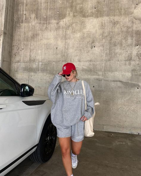 New Era Cap Outfit Woman Style, New Era Cap Outfit Woman, Ny Cap Outfit, New Era Cap Outfit, Red Cap Outfit, New Era Outfit, Cap Outfits For Women, Baseball Hat Outfit, Ny Cap