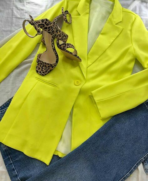 Sue Barker, Green Jacket Outfit, Blazer Verde, Verde Lima, Total Black, Over 50 Womens Fashion, Business Professional, Casual Chic Outfit, Colorful Style