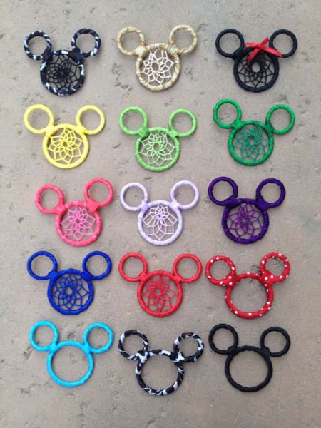 Mickey Mouse Dream Catcher, Dream Catcher Keychain, Diy Dream Catcher, Atrapasueños Diy, Disney Coco, Disney Diy Crafts, Fish Extender Gifts, Dream Catcher Craft, Dream Catcher Diy