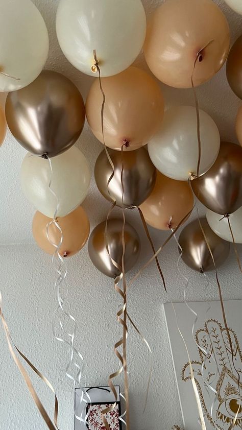 Champaign Birthday Ideas, Champagne Bday Party Ideas, Bronze Birthday Decorations, Beige Decoration Party, Beige Party Aesthetic, Brown And Gold Graduation Party Ideas, Champagne Birthday Ideas Themed Parties, Beige Party Theme, Beige Birthday Aesthetic