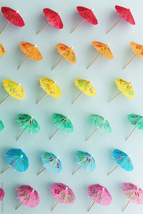 Color Cocktail Party, Cocktail Background, Umbrella Cocktail, Cocktail Painting, Umbrella Drinks, Cocktail Umbrella, Surf Birthday Party, Drink Umbrellas, Umbrella Decorations