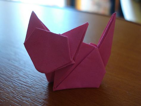 origami cat..... Gunna make a window covering with these! Cat Origami, Karneval Diy, Make A Window, Easy Origami Flower, Origami Flowers Tutorial, Origami Diamond, Origami Boat, Origami Videos, Folding Origami