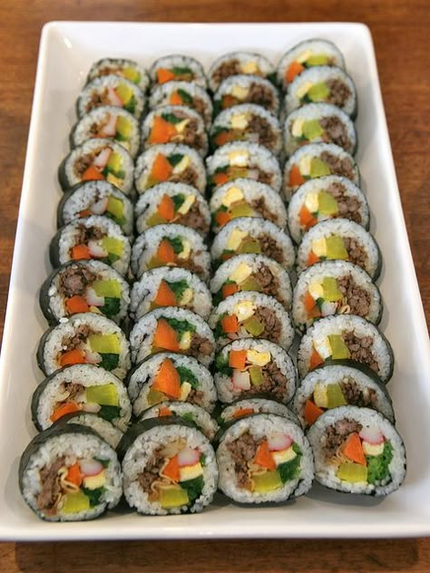 김밥 - Kimbap by jamiefrater, via Flickr Gimbap Recipe, Koreansk Mad, Maangchi Recipes, Koreansk Mat, Japan Sushi, Kimbab, Korean Cooking, Korean Dishes, Sushi Recipes