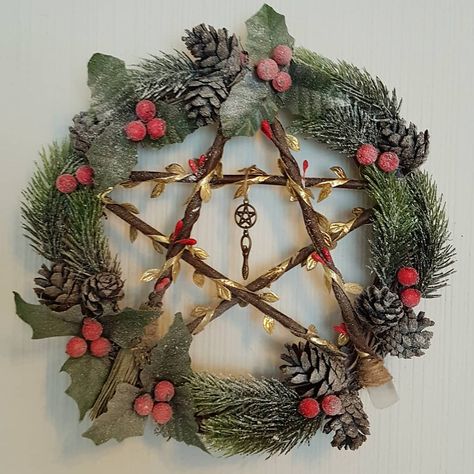 Pentacle Wreath, Yule Wreath, Yule Traditions, Yule Crafts, Woodland Christmas Decor, Pagan Christmas, Yule Celebration, Holly King, Pagan Yule