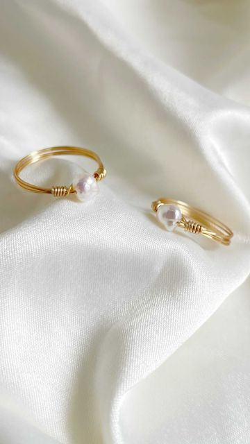 toyo on Instagram: "MARGOT tutorial 🕊 our single pearl ring, made with tarnish resistant wire and freshwater pearl ✨ - available in peach pearl and white pearl 🌿" Diy Pearl Rings, Pearls Jewelry Diy, Fresh Water Pearl Ring, Diy Wire Earrings, Island Jewelry, Single Pearl, Diy Jewelry Unique, Pearl Accessories, Pearls Diy