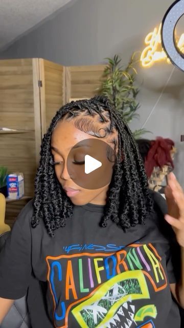 𝐎𝐫𝐥𝐚𝐧𝐝𝐨, 𝐅𝐥 | JUNE BOOKINGS OPEN 🗓️! on Instagram: "middle or side part?🥹 you guys are so in loveeee w theses 🥹🥹😍😍😍🔥❤️‍🔥.

style : barrel bob x soft locs 

Reminder to click the link in my bio to book your next appointment 

@becksbeautymark_ 
@becksbeautymark_ 
@becksbeautymark_ 

Thank you for all support in advance🫶🏾

Orlando, FL. (Near Hunter Creek)

#orlandobraidhairstyle #orlandowiginstall #orlandofrontals #thingstodoinorlando #orlandobraider #orlandohairstylists #ucfhairstylist #downtownorlando #vacayhairstyles #tampahairstylist #orlandomua #orlandosoftlocs #orlandobraiders #orlandohairstylist #kissimeehairstylist #poinicanahairstylist #atlhairstylists #butterflylocsorlando #becksbeautymark #boholocs #famuhairstylist  #orlandoknotlessbraids #miamisoftlocs #protec Side Part Locs Styles, Soft Locs Knot Bob, Soft Locs Bob Hairstyles, Soft Loc Bob With Barrel Ends, Bob Locs Hairstyles, Soft Locs With Barrel Ends, Ways To Style Soft Locs, Soft Locs Bob, Barrel Locs