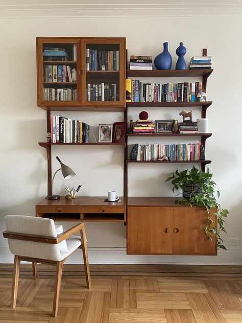 Small Mid Century Bedroom, Modern Wall Shelving, Uni Room Ideas Uk, Uni Room Ideas, Small Space Living Hacks, Mid Century Modern Bedroom Decor, Mid Century Modern Shelves, Modular Bookshelves, Vintage Desks