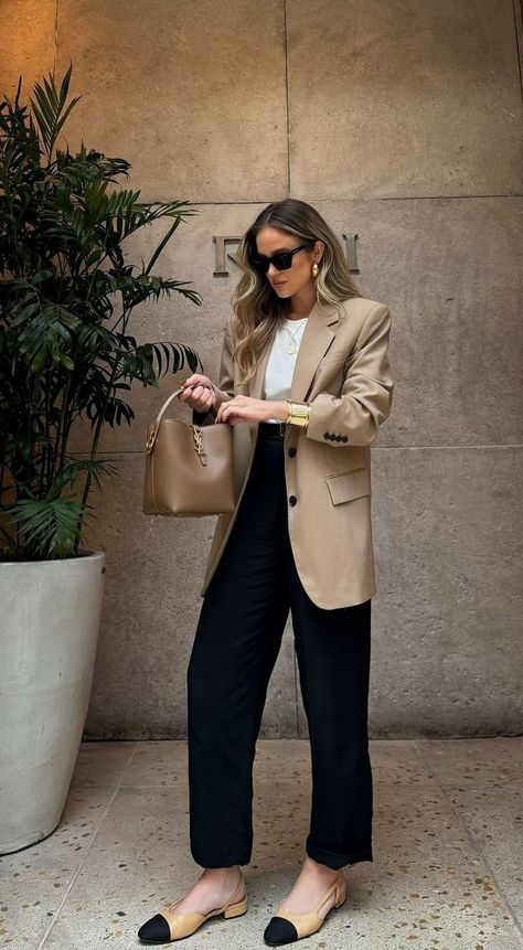 Beige Blazer Outfits Women, Oversized Blazer Outfits, Chic Blazer Outfit, Conference Outfit, Black Pants Outfit, Style Parisienne, Blazer Outfits For Women, Professional Outfits Women, Business Outfits Women