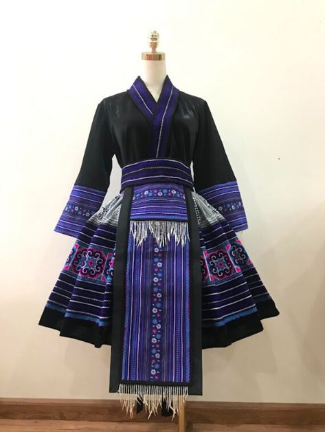 Hmong Vietnamese Outfit, Hmong Xauv, Apron Waist, Shirt Apron, Hmong Fashion, Hmong Clothes, Shirt And Skirt, Fashion Suits For Men, Women Outfit