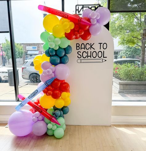 HAPPY AUGUST☀️ It’s officially time to start thinking about back to school✏️ I did this fun school themed backdrop for @sweetdragonbobatea 🧋 School Events Decoration Ideas, Welcome Back To School Backdrop, 1st Day Of School Balloons, Back To School Backdrop Ideas, Back To School Balloon Decor, Back To School Balloon Arch, Back To School Decoration Ideas, School Themed Party, Back To School Photo Backdrop