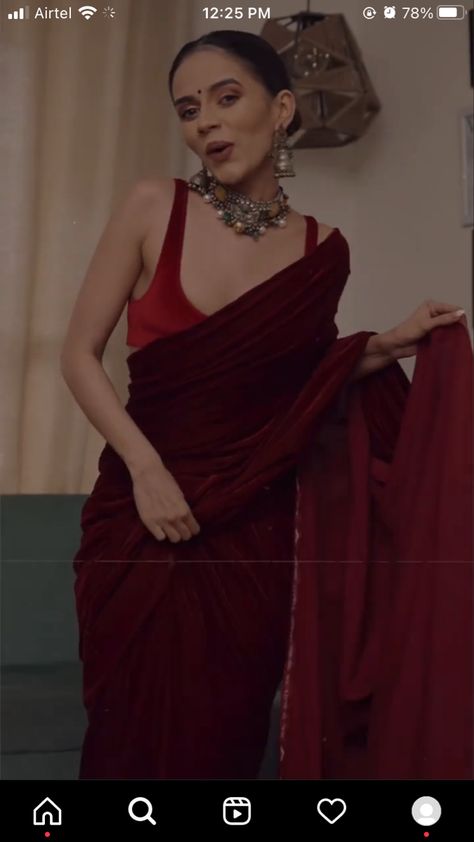 Komal Pandey Outfits Indian, Wine Red Saree For Farewell, Komal Pandey Saree Outfits, Komal Pandey Saree, Maroon Saree Look, Dark Red Saree, Komal Pandey, Maroon Saree, Saree Wearing Styles