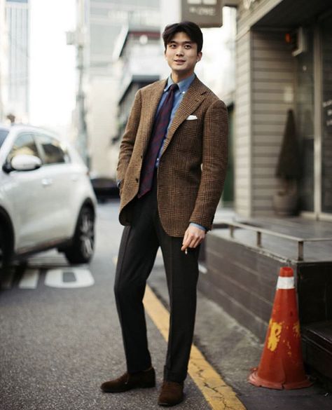 Japanese Suit Men, Men Interview Outfit, Brown Plaid Blazer Outfit, Brown Blazer Outfit Men, Brown Jacket Outfit Men, Brown Blazer Men, Pretty Suits, Tweed Blazer Men, Styles Man