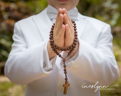 Communion Photo Ideas, Baptism Photoshoot, Communion Photoshoot, Communion Pictures, Boy Photo Ideas, First Communion Boy, Photo Ideas Outdoor, Baptism Photography, Boys First Communion