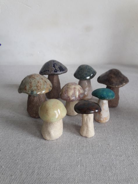 Ceramic Mashrom, Small Ceramic Sculptures, Ceramic Incense Holder Handmade, Woodland Ceramics, Mushroom Ceramics Ideas, Ceramic Mushrooms Pottery, Glaze Ideas Ceramics, Ceramics Mushroom, Mushroom Ceramics