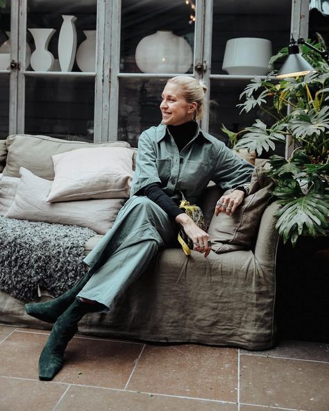 Emilia de Poret on Instagram: “Who loves to wear the jumpsuit? 🙋‍♀️ I style mine with a turtleneck underneath #style #jumpsuit” Style Jumpsuit, Style Me, Turtle Neck, Jumpsuit, My Style, How To Wear, On Instagram, Clothes, Instagram