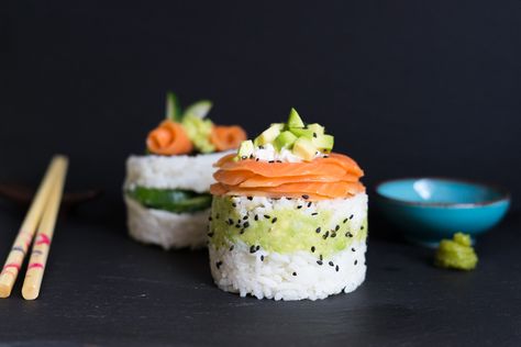 Selbstgemachtes Sushi ist viel zu aufwendig und Zeit intensiv. Warum nicht direkt eine Sushi Torte oder zwei Sushi Törtchen? Der Vorteil, es geht viel schneller und man hat direkt eine größere Menge und als Sushi Lover wird man es lieben. Sushi Co, Man Hat, Finger Foods, Mini Cheesecake, Appetizer Recipes, Appetizer, Cheesecake, Snacks, Art