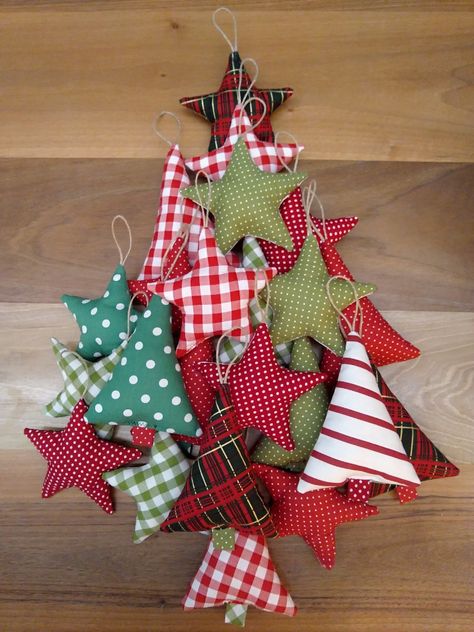 Sew Xmas Decorations, Fabric Xmas Tree Decorations, Christmas Tree Decorations Sewing, Christmas Fabric Ornaments Free Pattern, Sewing Christmas Tree Decorations, Things To Make With Christmas Fabric, Diy Sewing Christmas Ornaments, Christmas Textile Decorations, Fabric Christmas Tree Ornaments Diy