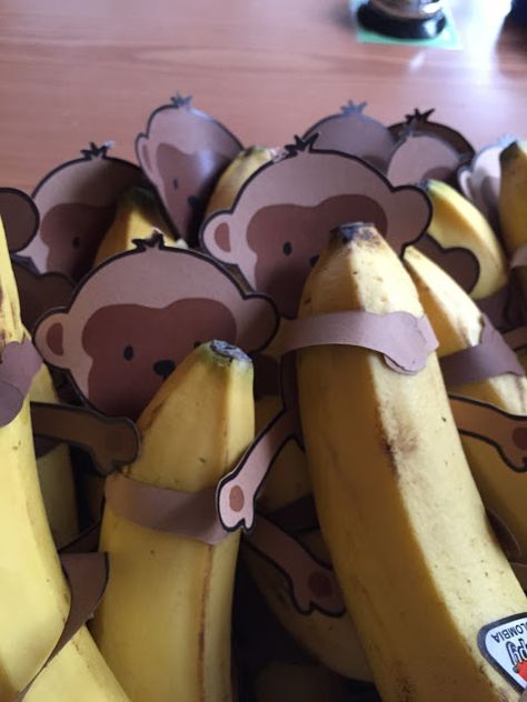 Eine Banane zur Stärkung! Das waren unsere "Liebe-Eltern-Bitte-Gehen-Sie-Doch-Jetzt-Nach-Hause"-Geschenke :). Äffchen und Bananen. Was würde besser zu unserem Affen-Thema passen. Monkey Business, Make A Person, Fruit, Knitting