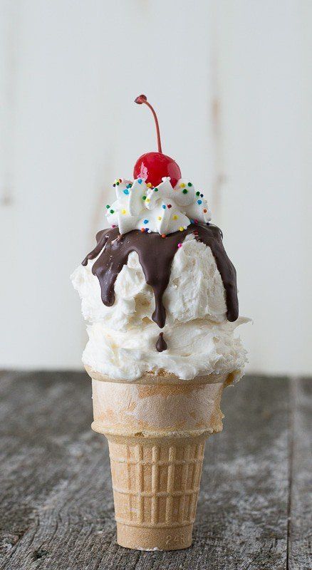 These delicious Ice Cream Cone Cupcakes will fool just about anyone! These surprisingly look like ice cream cones from afar, but look closely! Pig Cakes, Cone Cupcakes, Ice Cream Cone Cupcakes, I Lost 100 Pounds, Cupcake Cones, Ice Cream Cupcakes, Delicious Ice Cream, Easy Ice Cream, Fine Dining Recipes