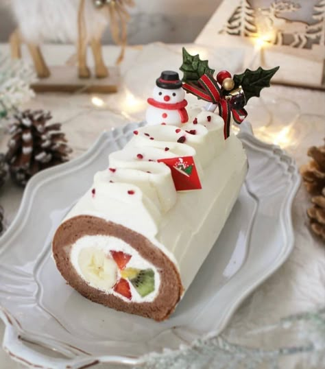 Swiss Roll Cake Christmas, Christmas Roll Cake Design, Christmas Swiss Roll Cake, Xmas Treats Ideas, Christmas Buffet Ideas Food, Christmas Roll Cake, Christmas Cake Roll, Christmas Log Cake, Christmas Rolls