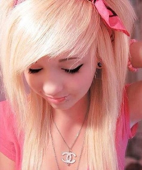 Blonde Scene Hair, Emo Hairstyle, Emo Hairstyles, Estilo Emo, Emo Scene Hair, Scene Girl, Mode Emo, Snakebites, Up Dos For Medium Hair