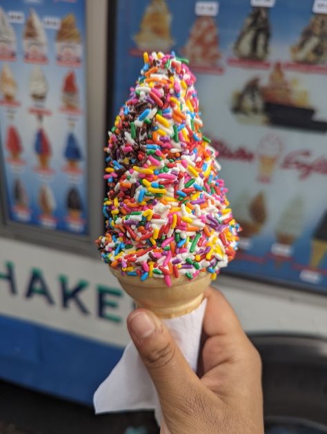 Ice Cream With Sprinkles Aesthetic, Jaz Core, Sprinkle Ice Cream, Ice Cream With Sprinkles, Rainbow Desserts, Rainbow Sprinkle, Ice Cream Sprinkles, Yummy Ice Cream, Junk Food Snacks