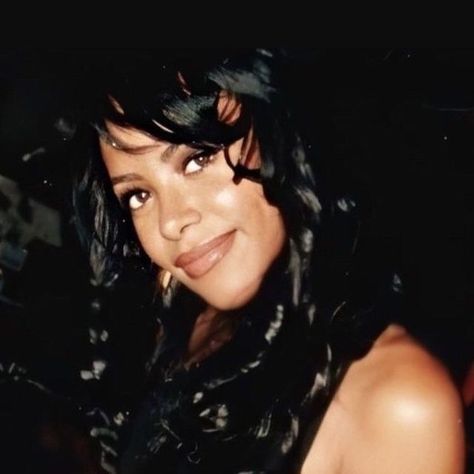 Aaliyah Aesthetic, Aaliyah Dana Haughton, Makeup Y2k, Rip Aaliyah, Aaliyah Hair, Aaliyah Pictures, Icon Fashion, Aaliyah Style, Aaliyah Haughton