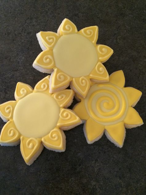 Sunshine cookies Summer Solstice Cookies, Sun Royal Icing Cookies, Sun Decorated Cookies, Solstice Cookies, Sun Cookies, Decor Cookies, Sunshine Cookies, Summer Sugar Cookies, Sunflower Cookies