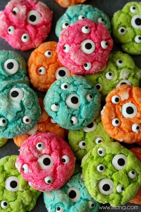 #4 – Googly Eye Monster Cookies  Do you ever feel like you’re being watched? Perhaps its these cookies staring back at you! These googly-eyed monster cookies from Lil’ Luna are a ghoulish creation straight out of spooksville! The kids will no doubt adore these cute cookie creations, and so will mom and dad! Snack Halloween, Biscuits Halloween, Halloween Torte, Pasteles Halloween, Monster Cookies Recipe, Postres Halloween, Dessert Halloween, Dekorasi Halloween, Dulces Halloween