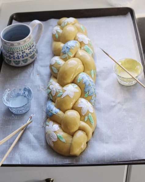 Similar to painted sourdough, this painted challah is fairly easy—just start with your go-to challah recipe. Full tutorial at the link! Challah Bread Dinner Ideas, Easter Challah Bread, Bread Paint Recipe, Homemade Challah Bread, Sourdough Paint Recipe, Decorate Sourdough Bread, Sourdough Braided Loaf, Pretty Bread Recipes, Sourdough Bread Paint