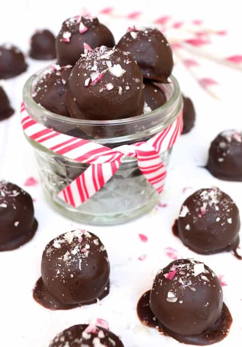 Vegan Peppermint Candy Cane Truffles are great for holiday gifting. They're loaded with the perfect candy cane crunch and only 6 simple ingredients to make! Candy Cane Truffles, Christmas Sweets Recipes, Peppermint Crunch, Peppermint Truffles, Vegan Truffles, Pumpkin Cheesecake Bars, Snack Smoothie, Vegan Holiday Recipes, Peppermint Candy Cane