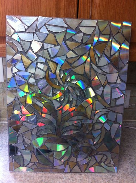 CD disc mosaic that's easy to #DIY yourself! Use your old CDs and other discs to create this CD craft project. #handmade #crafts #tbt #art #CD #disc Cd Mosaic, Cd Crafts Diy, Dvd Art, Art Cd, Old Cd Crafts, Cd Wall Art, Cd Wall, Cd Diy, Old Cd