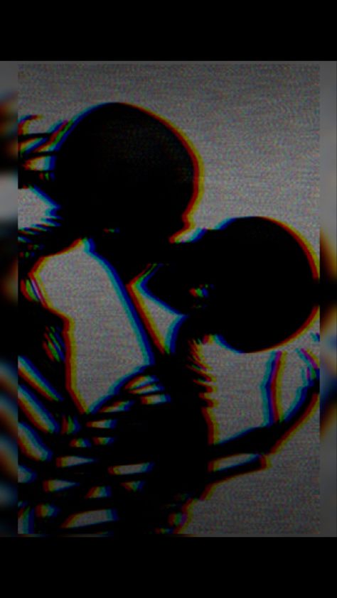 Skeleton Couple Art Aesthetic, Skull Kissing Wallpaper, Dark Skeleton Aesthetic Wallpaper, Skeleton Wallpaper Aesthetic Dark Love, Skull Love Wallpaper, Skeleton Kissing Wallpaper Aesthetic, Skull Background Aesthetic, Kissing Wallpaper Iphone, Halloween Love Aesthetic