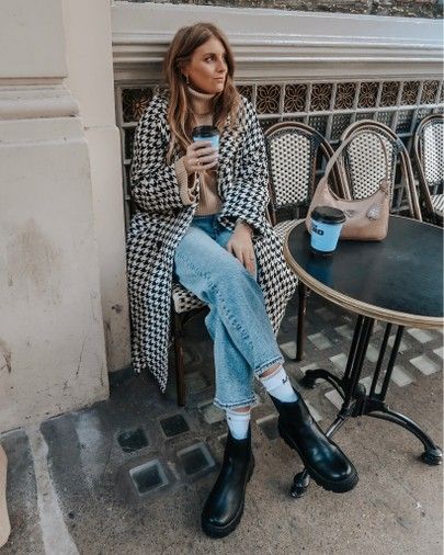 London Street Style Women, London Street Style Fall, Houndstooth Coat Outfit Street Style, Winter Outfit London, Rainy London Outfit, Winter London Aesthetic, Ireland Outfit Spring, London In April Outfits, London Style Spring